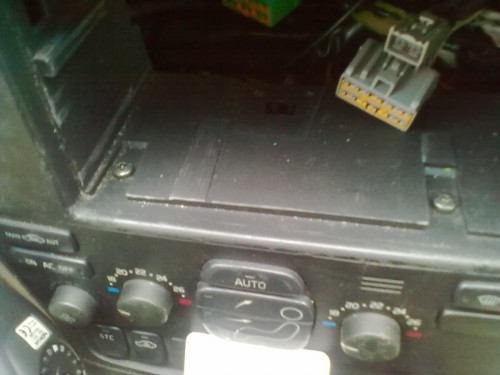 su šitais varštais stalčius tvirtinasi kartu su klimos bloku.